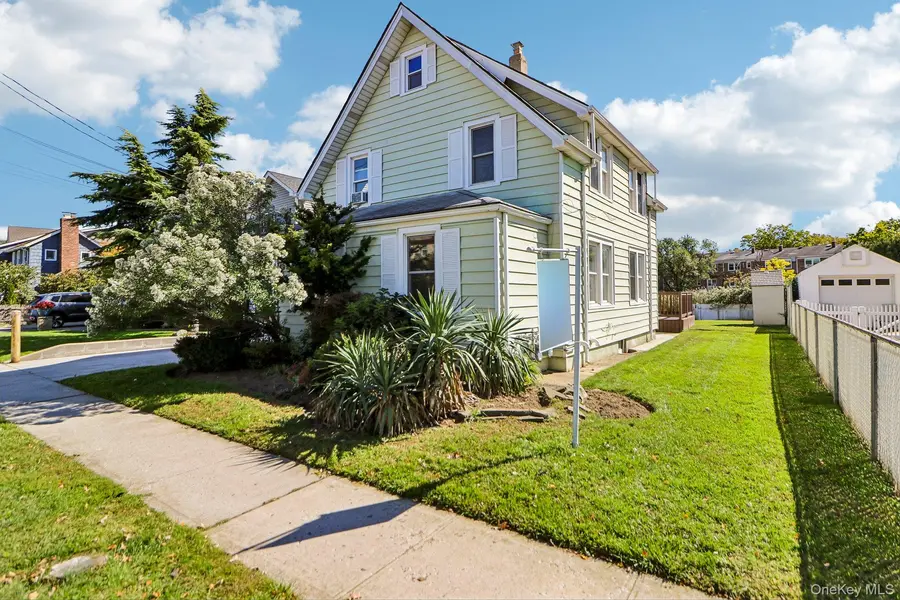 199 Terrell AVE, Oceanside, NY 11572