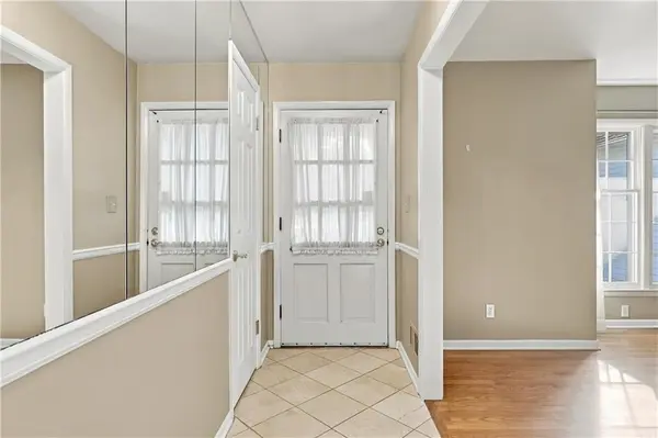 8136 Outlook LN, Prairie Village, KS 66208