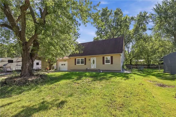 214 Cedarlane DR, Wellsville, KS 66092