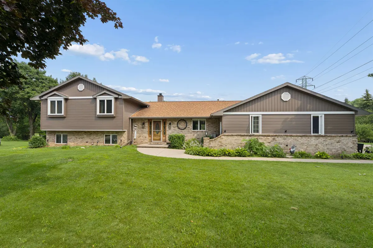 926 MILLBROOK DR, Neenah, WI 54956