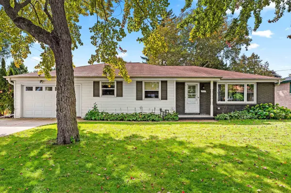 1575 FOREST GLEN DR, Green Bay, WI 54304-2944