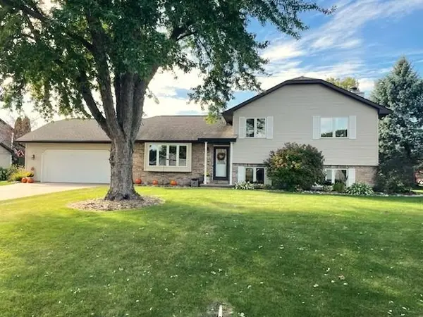 1267 SNOWDON DR, Oshkosh, WI 54904-8860