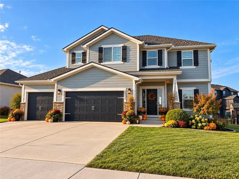25211 W 148th TER, Olathe, KS 66061