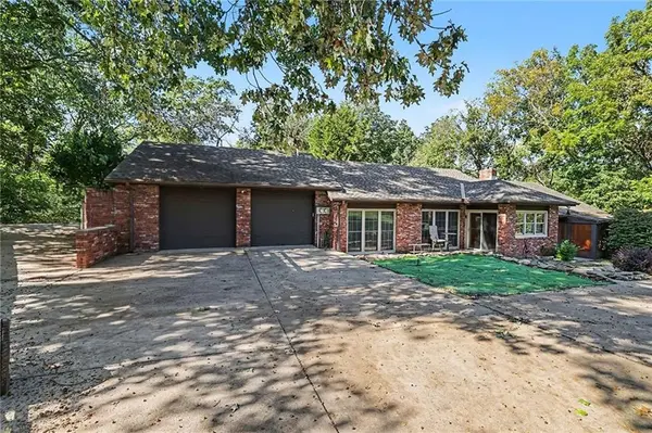28806 E Beth CT, Grain Valley, MO 64029