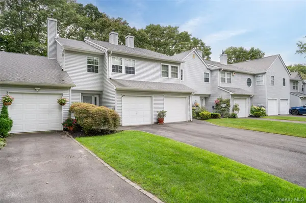 702 Sara CIR, Port Jefferson Station, NY 11776