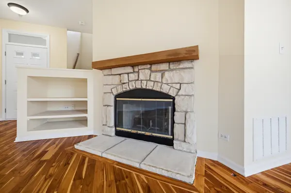73 Woodview DR, Glen Ellyn, IL 60137