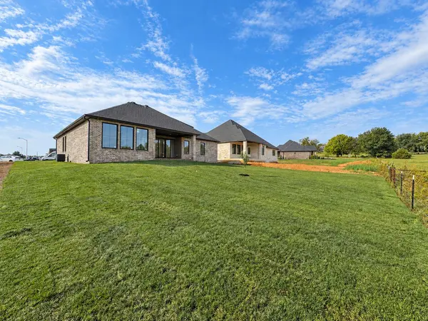 1689 N Wonderview LN, Springfield, MO 65802