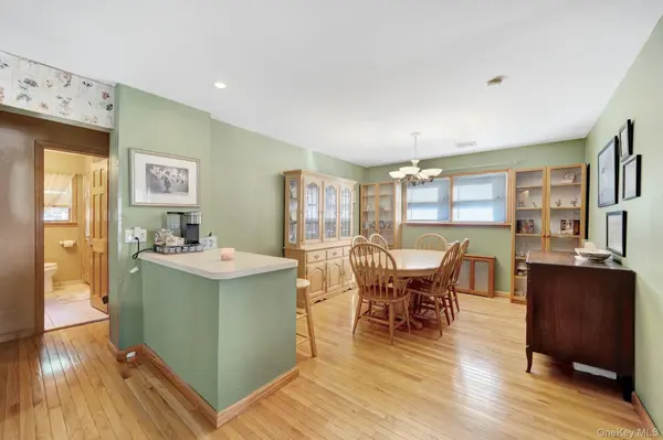 33 Mohawk DR, North Babylon, NY 11703