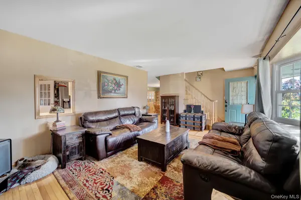 33 Mohawk DR, North Babylon, NY 11703