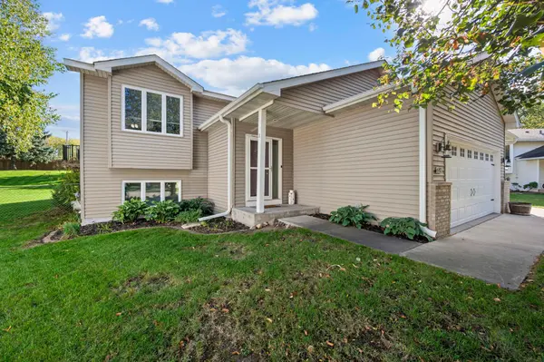 6982 Carlyle RD, Woodbury, MN 55125