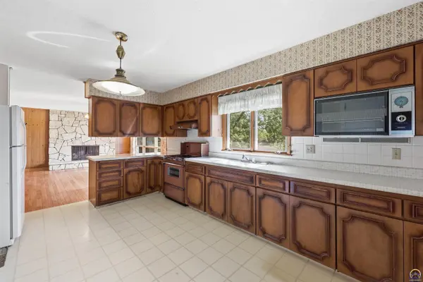 2624 SE Burton ST, Topeka, KS 66605