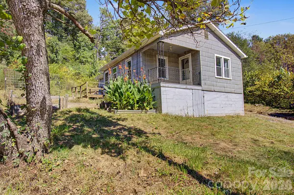 60 Riddle RD, Swannanoa, NC 28778
