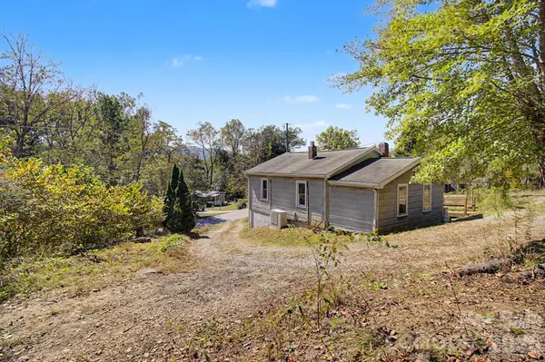 60 Riddle RD, Swannanoa, NC 28778