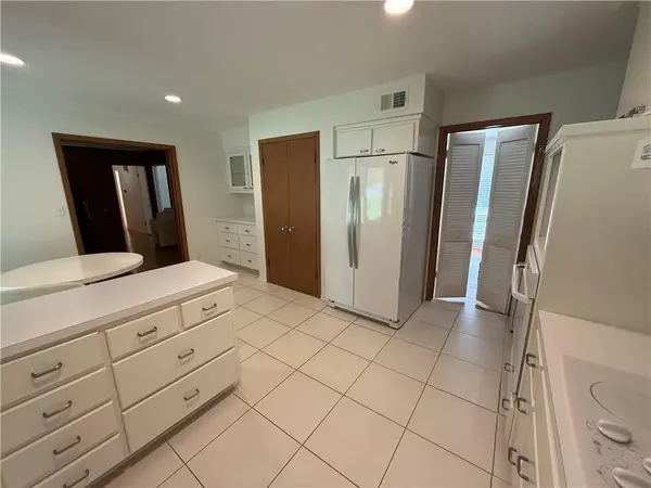 4100 W 100th TER, Overland Park, KS 66207