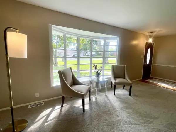 1125 N Bittersweet LN, Muncie, IN 47304