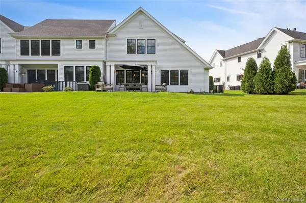 19 Lavender LN, Rye Brook, NY 10573