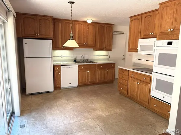 828 Country Heights CT, Manchester, MO 63021