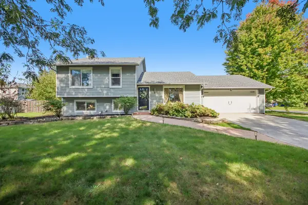 30W736 Whispering Winds DR, Naperville, IL 60563