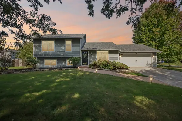 30W736 Whispering Winds DR, Naperville, IL 60563