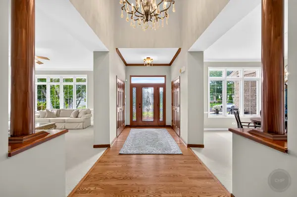 4020 White Eagle DR, Naperville, IL 60564