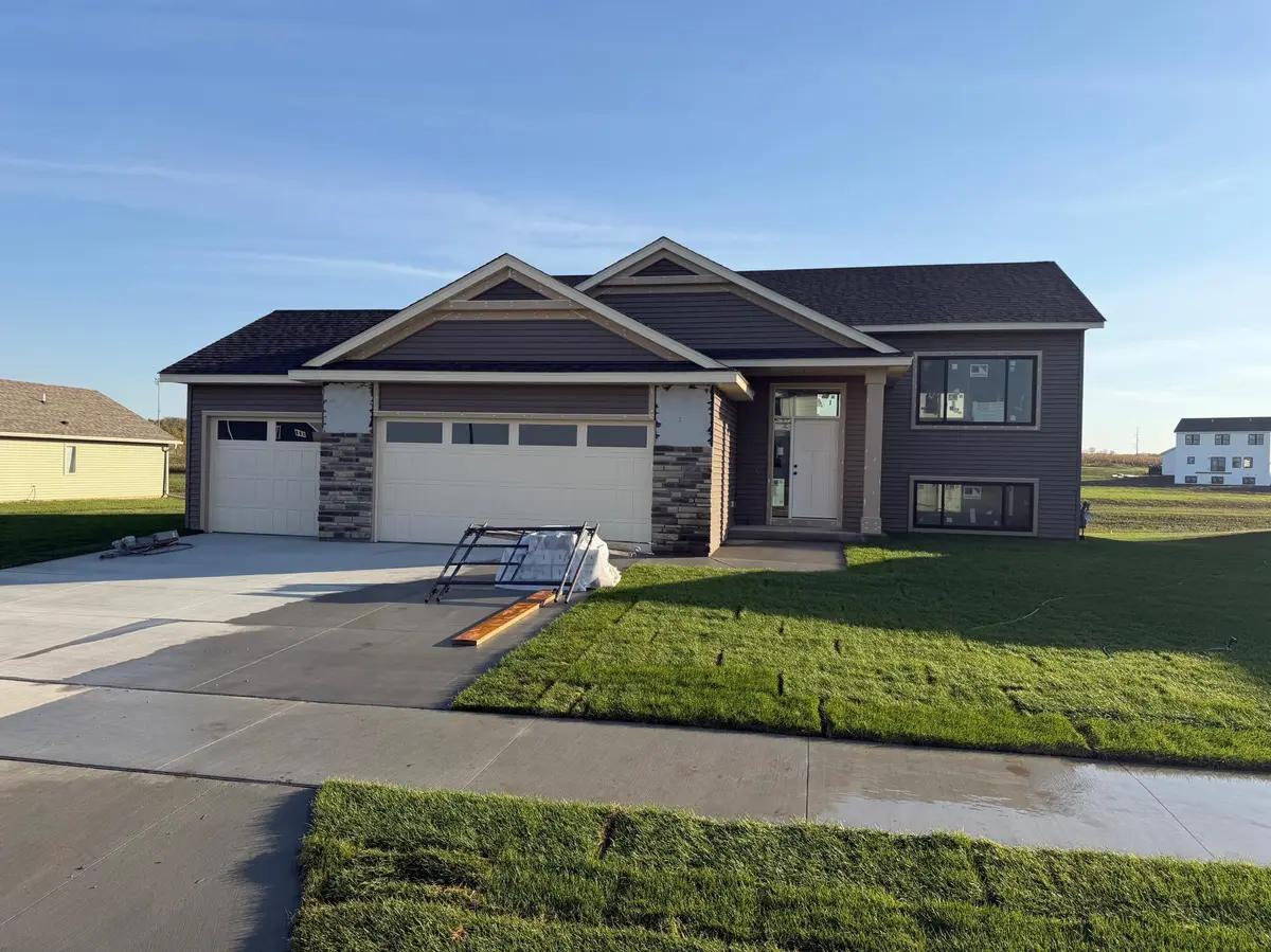 2219 Elk Run DR SE, Pine Island, MN 55963