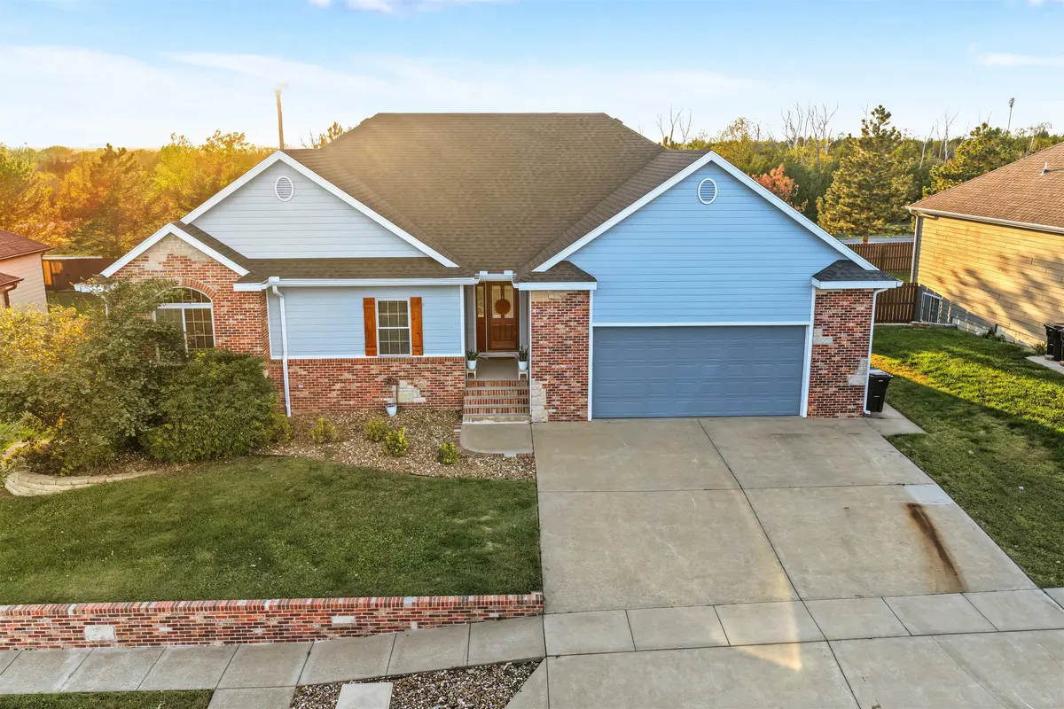 2208 Brookefield Dr, Salina, KS 67401