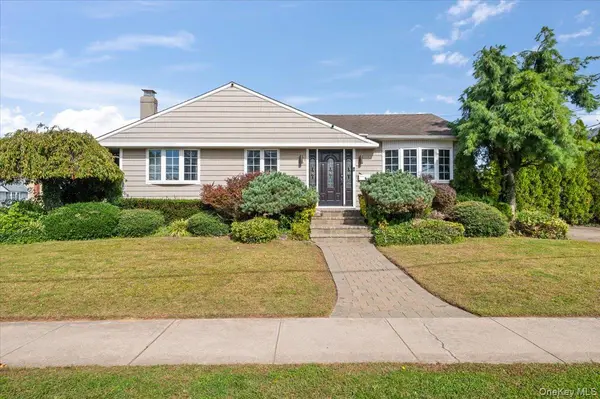 3963 Sandra LN, Seaford, NY 11783