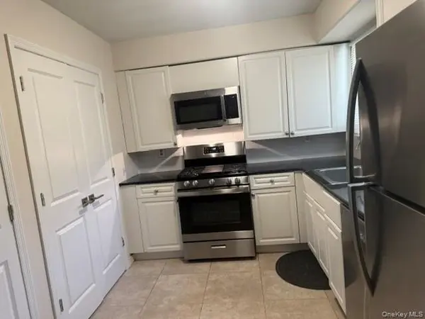 96 Feller DR, Central Islip, NY 11722