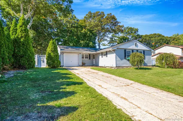 12 Mountain ST, Ronkonkoma, NY 11779