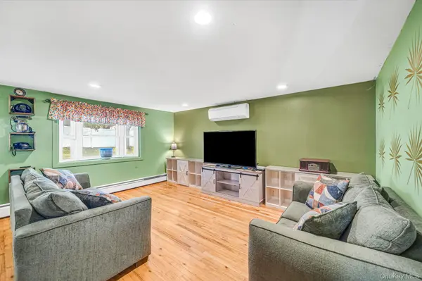12 Mountain ST, Ronkonkoma, NY 11779