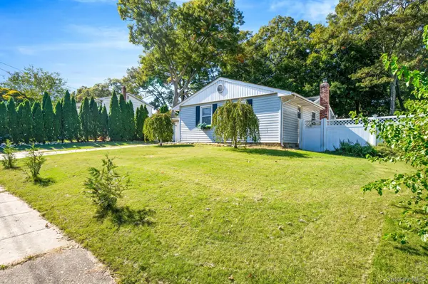 12 Mountain ST, Ronkonkoma, NY 11779
