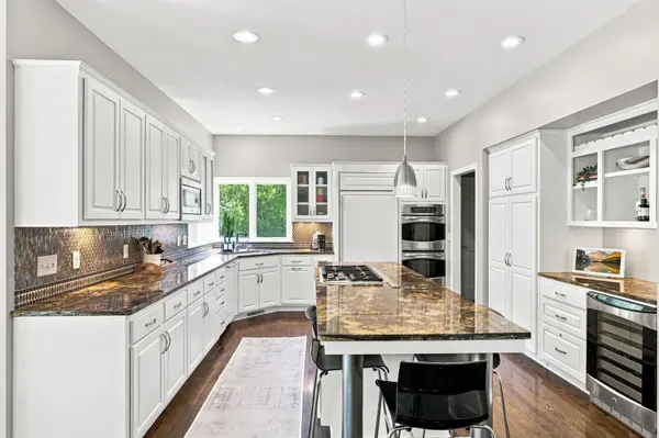 856 Great Oaks TRL, Eagan, MN 55123