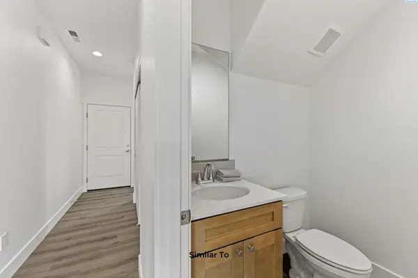 10586 W Clearwater Dr, Kennewick, WA 99336