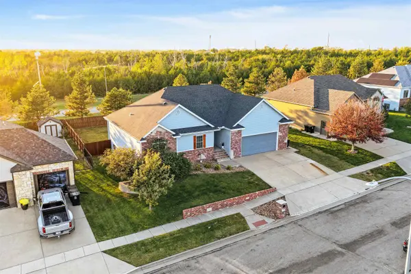 2208 Brookefield Dr, Salina, KS 67401