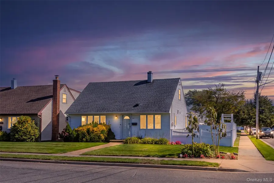 271 Forest AVE, Massapequa, NY 11758
