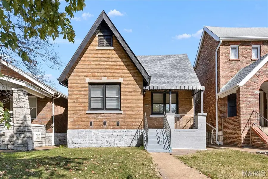 5225 Chippewa ST, St Louis, MO 63109