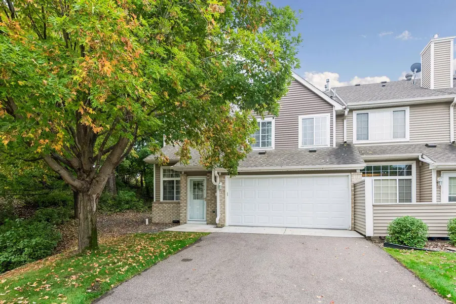 18185 Warbler LN, Eden Prairie, MN 55346