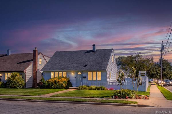 271 Forest AVE, Massapequa, NY 11758