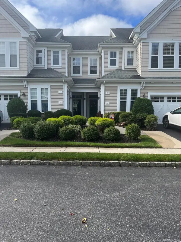 47 Symphony DR, Lake Grove, NY 11755