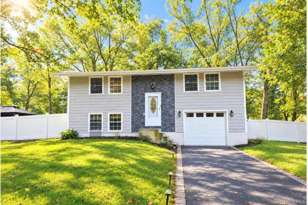 32 Lodge LN, East Setauket, NY 11733