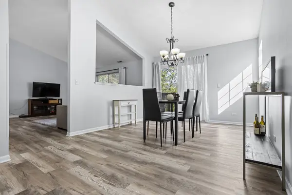 281 Nicole DR #E, South Elgin, IL 60177