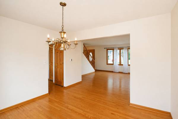 706 N Point DR, Schaumburg, IL 60193