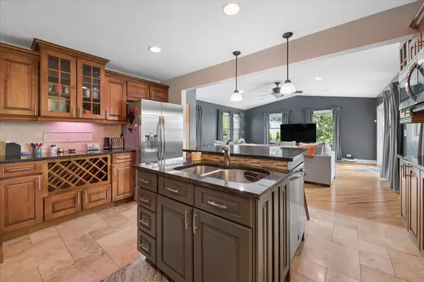 725 Buffalo CIR, Carol Stream, IL 60188