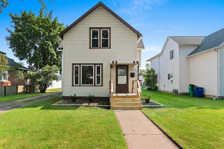 1457 CEDAR ST, Green Bay, WI 54302-1858