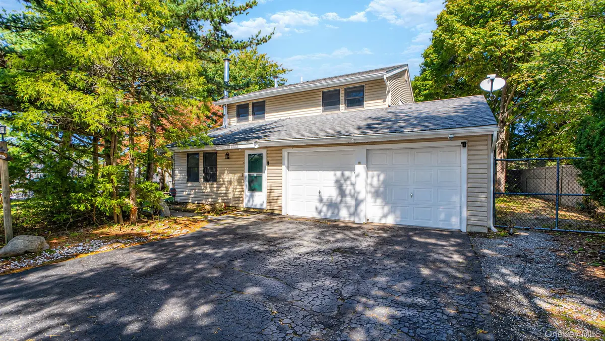 54 Rustic AVE, Medford, NY 11763