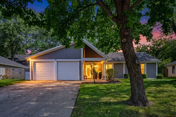 14221 S Summertree LN, Olathe, KS 66062