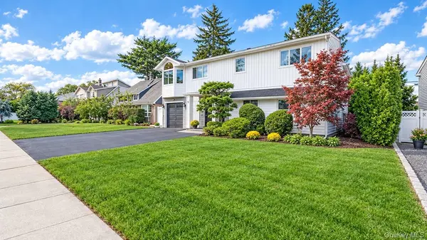 15 Coachman LN, Levittown, NY 11756