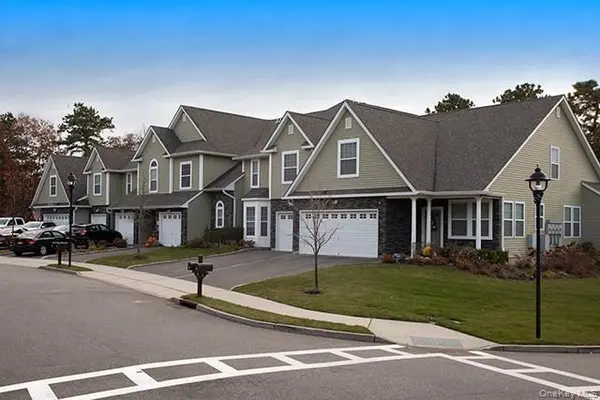 39 Oak Ridge #39, Ridge, NY 11961