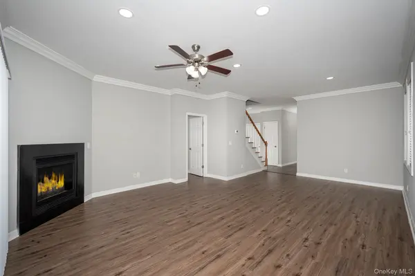 42 Oak Ridge CIR #42, Ridge, NY 11961