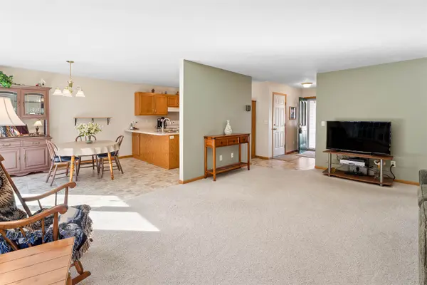 2131 DEER PRAIRIE DR, Neenah, WI 54956